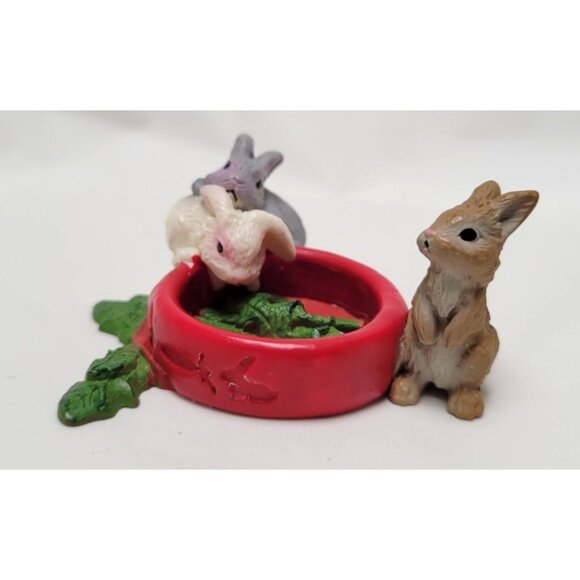 Schleich 2012 Miniature Rabbit Figurine Trio With Red Bowl & Green Vegetables - Picture 2 of 7